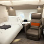 Luxuriöse Flugzeugkabine mit Bett und Sessel