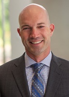 Mann im Anzug lächelt freundlich