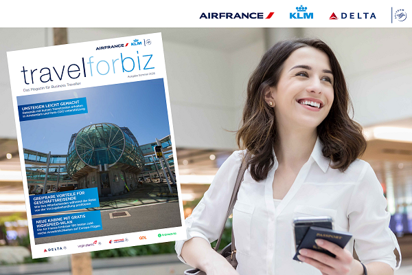 Frau mit Reisepass am Flughafen mit Reisemagazin