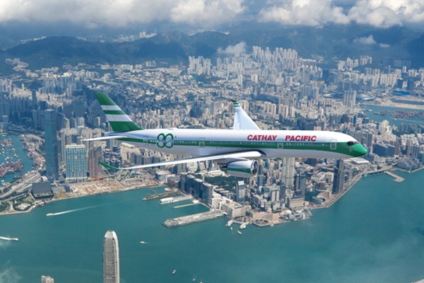 Cathay-Pacific-Flugzeug über Skyline von Hongkong