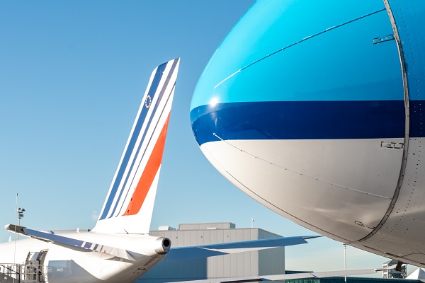 Flugzeugnase und Heckflosse auf Flughafen sichtbar