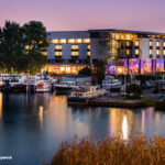 Hotel am Wasser bei Sonnenuntergang, Berlin.
