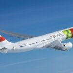 Flugzeug der TAP Portugal am Himmel