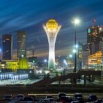 Nachtszene: Baiterek-Turm und moderne Architektur in Astana.