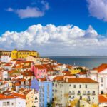Bunte Altstadt von Lissabon mit Meerblick.