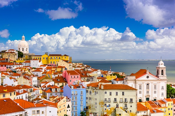 Bunte Altstadt von Lissabon mit Meerblick.