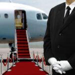 Privatjet mit rotem Teppich und Butler am Flughafen