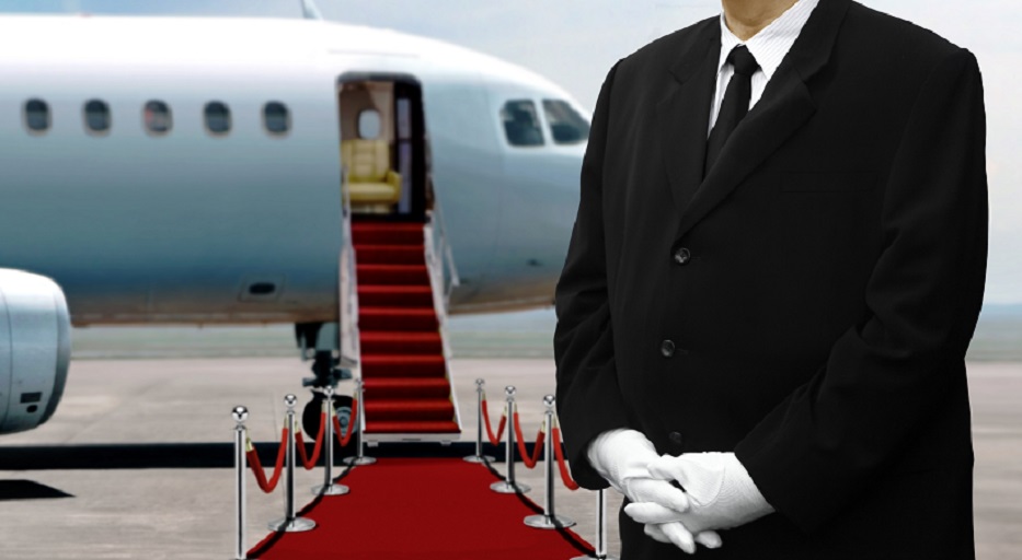 Privatjet mit rotem Teppich und Butler am Flughafen