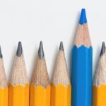 Blaue Bleistift zwischen gelben Bleistiften hervorgehoben.