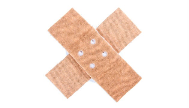Kreuzförmiges Pflaster auf weißem Hintergrund.