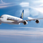 Flugzeug am Himmel, blau-weiße Bemalung, sonnig