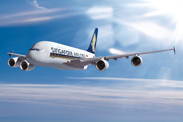 Flugzeug am Himmel, blau-weiße Bemalung, sonnig