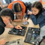 Junge Leute reparieren Computer