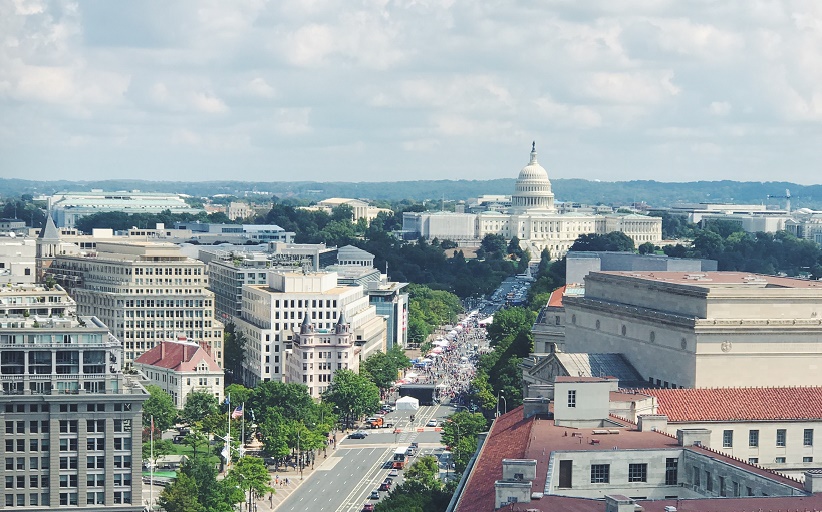 Panorama general de la calle que lleva al Capitolio de los Estados Unidos, en Washington D.C.