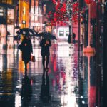 Hombre y mujer, elegantemente vestidos, caminan bajo la lluvia en una calle de la ciudad durante la noche. Ambos usan sombrilla.