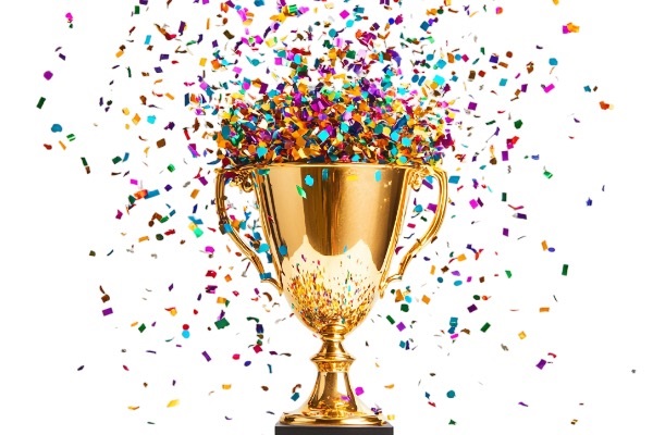 Trofeo dorado con confeti de colores cayendo.