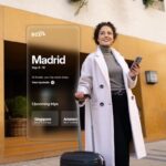 Mujer con maleta frente a un hotel en Madrid.