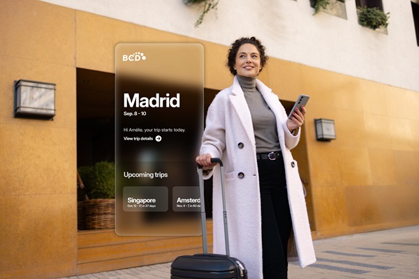 Mujer con maleta frente a un hotel en Madrid.