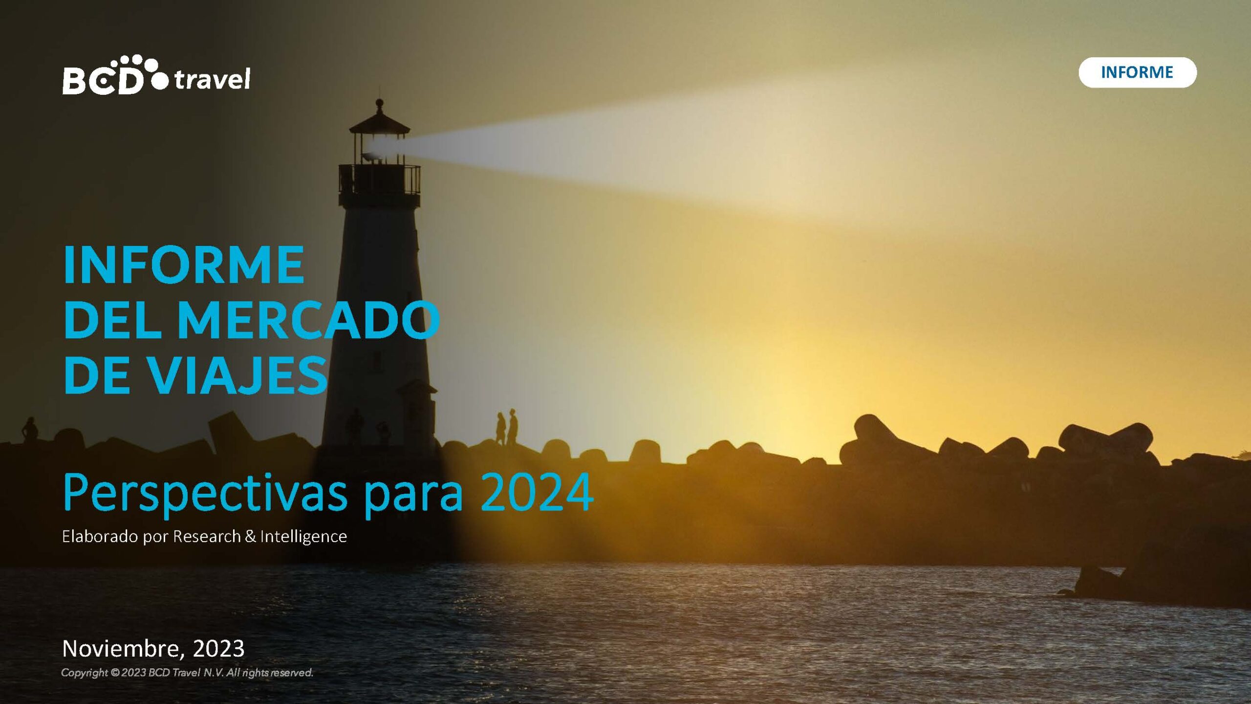 Portada del informe del mercado de viajes 2024. Se ve un faro encendido y, al fondo, las siluetas de dos personas caminando en una playa rocosa, en el atardecer.