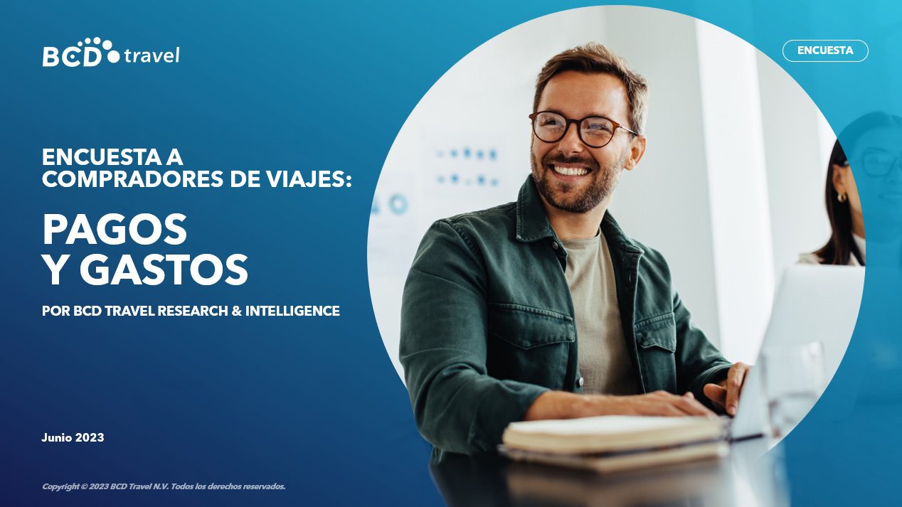 Portada de encuesta de BCD, sobre pagos y gastos, a compradores de viajes. Se ve un hombre con lentes y sonriendo que trabaja frente a una laptop.