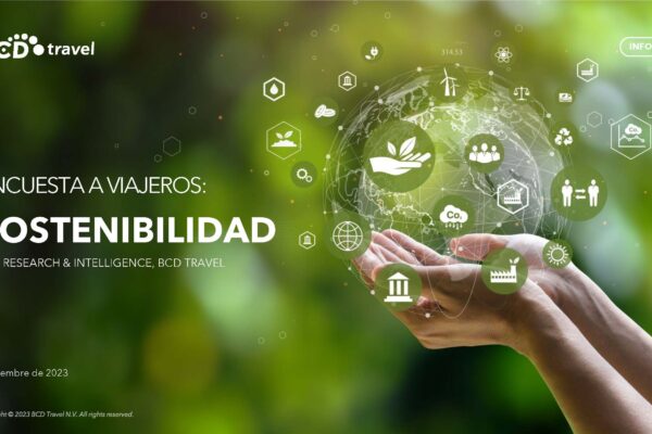 Portada del informe sobre la encuesta a viajeros acerca de viajes sostenibles. Dos manos se juntan y sostienen en el aire una réplica digital de la Tierra.