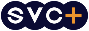 Logotipo de SVC Plus, letras blancas y naranja