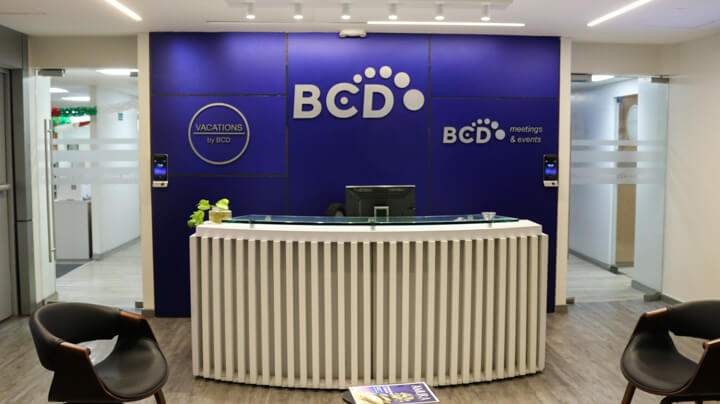Recepción moderna en oficina de BCD azul y blanca.