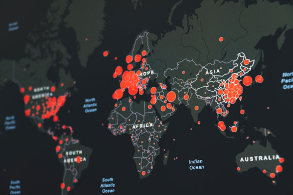 Mapa mundial con puntos rojos de propagación