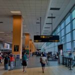 Pasajeros en zona de salidas del aeropuerto.