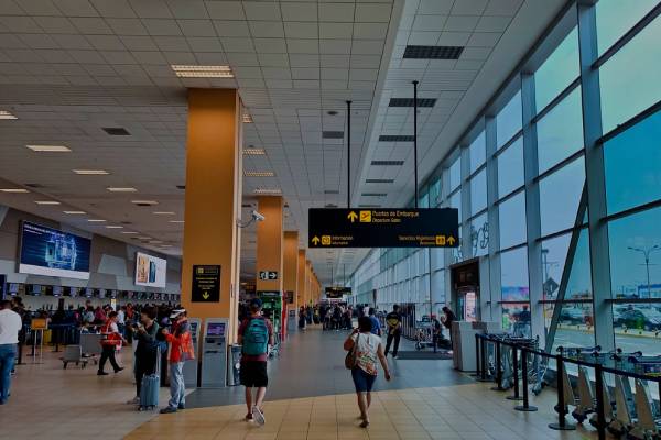 Pasajeros en zona de salidas del aeropuerto.