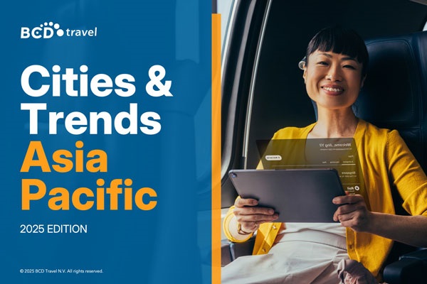 Portada del informe Ciudades y Tendencias de BCD con una viajera de negocios de APAC con un portátil en la mano