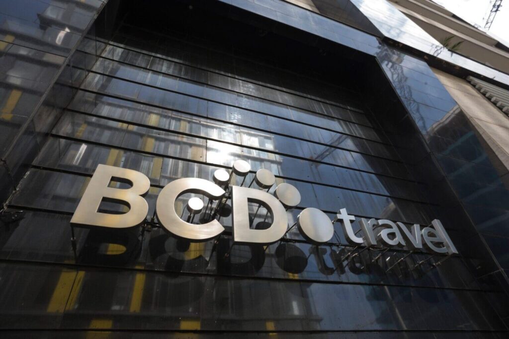 Fachada de BCD Travel en edificio moderno.