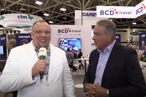 Chad Lemon, presentador de BCD TV entrevista a Jorge Cruz, vice president of global sales & marketing en la convención GBTA Dallas 2023.
