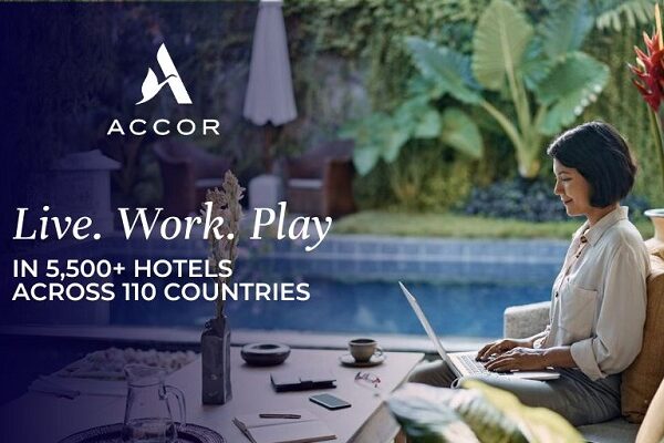 Una imagen promocional muestra a una mujer que sonríe y escribe en su laptop, en un espacio amoblado y con vegetación al fondo. Sobre la imagen, aparece el logo de Accor con un eslogan en inglés.