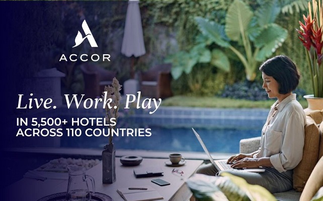 Una imagen promocional muestra a una mujer que sonríe y escribe en su laptop, en un espacio amoblado y con vegetación al fondo. Sobre la imagen, aparece el logo de Accor con un eslogan en inglés.