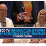 Kathy Bedell, Senior Vice President de BCD, y Chad Lemon, presentador de BCD TV, miran a la cámara mientras conversan, sentados en sillones blancos.
