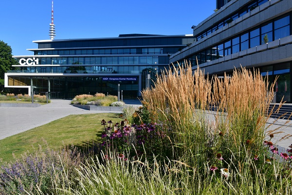 Parte del edificio, la entrada y los jardines y senderos exteriores del Congress Center Hamburg, Hamburgo, sede de la conferencia de Europa de la GBTA.