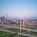 Vista aérea del puente Margaret Hunt Hill, sobre el río Trinity, en Dallas, Texas, Estados Unidos.