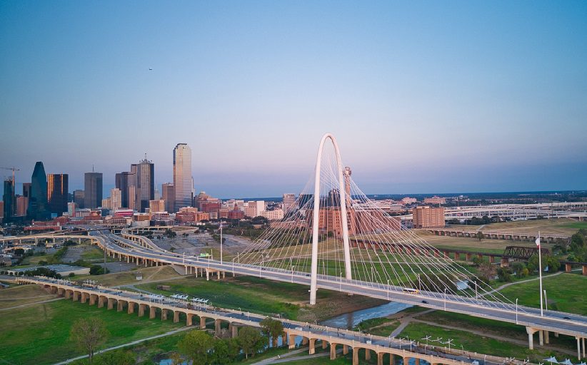 Vista aérea del puente Margaret Hunt Hill, sobre el río Trinity, en Dallas, Texas, Estados Unidos.