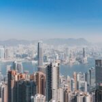 Imagen panorámica de una parte de la zona urbana de Hong Kong. Logran apreciarse también Puerto Victoria y la Cumbre Victoria.