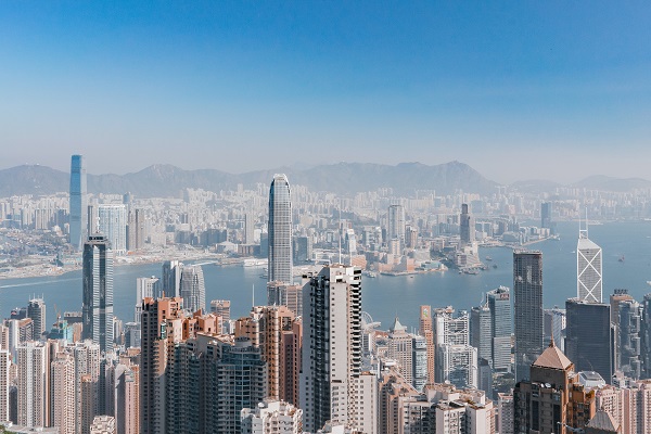 Imagen panorámica de una parte de la zona urbana de Hong Kong. Logran apreciarse también Puerto Victoria y la Cumbre Victoria.