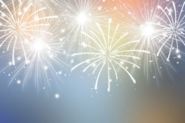 Fuegos artificiales estallando en el cielo.