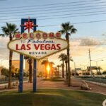 Primer plano de la famosa marquesina luminosa con la frase Welcome to fabulous Las Vegas Nevada.