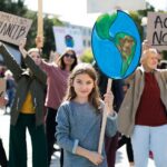 Hombres, mujeres y niños en una marcha pacífica para pedir acciones contra el cambio climático.