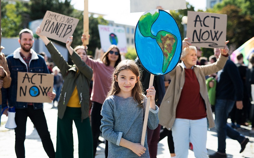 Hombres, mujeres y niños en una marcha pacífica para pedir acciones contra el cambio climático.