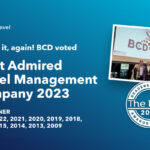 Un banner con texto en inglés, en caracteres blancos sobre fondo azul, celebra el reconocimiento como la TMC más admirada de 2023. Aparecen el logo de BCD y el sello The Beat 2023.