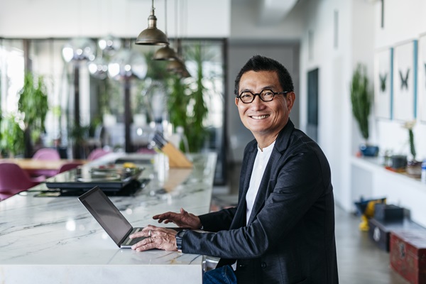 hombre de negocios chino en cafe contemporaneo usando laptop