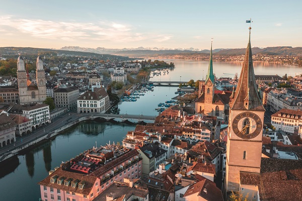 Panoramica aérea de Zúrich, ciudad en Suiza, y del río Limmat.