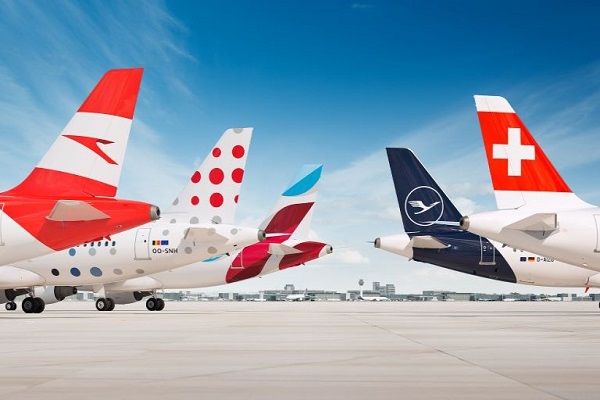 Se ven las colas de cinco aviones, una detrás de la otra. Tres a la izquierda, en la imagen, y dos a la derecha. Cada una muestra el logo de una de las aerolíneas del Grupo Lufthansa.