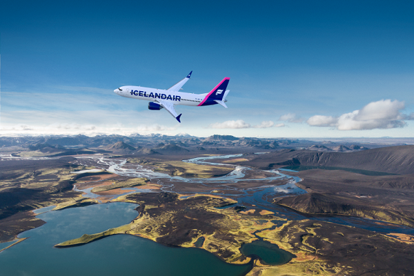 Un avión de Icelandair sobrevuela un paisaje compuesto por islotes y cuerpos de agua.